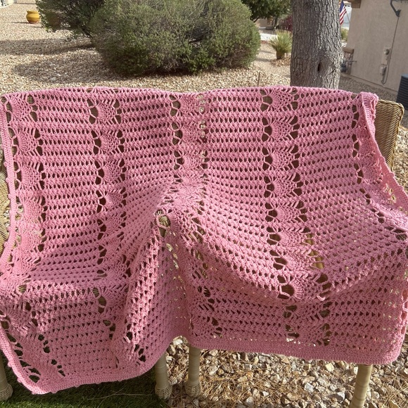 Vintage Hand Crafted Pink/Rose Shell Stitch Crocheted Throw Afghan Lap Blanket - Picture 4 of 7